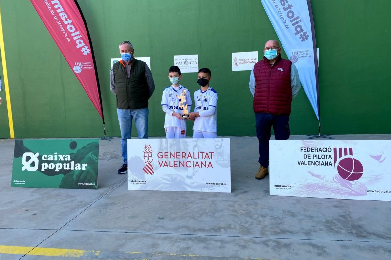 L’Escola Municipal d’Ondara es penja l’or benjamí i infantil en les finals provincials de frontó per parelles L’Escola Municipal d’Ondara es penja l’or benjamí i infantil en les finals provincials de frontó per parelles