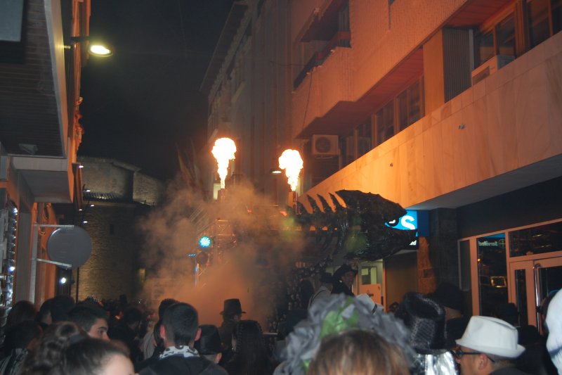 Dos cavalls negres en la comitiva posen la novetat al soterrament de sardina de Pego Dos cavalls negres en la comitiva posen la novetat al soterrament de sardina de Pego
