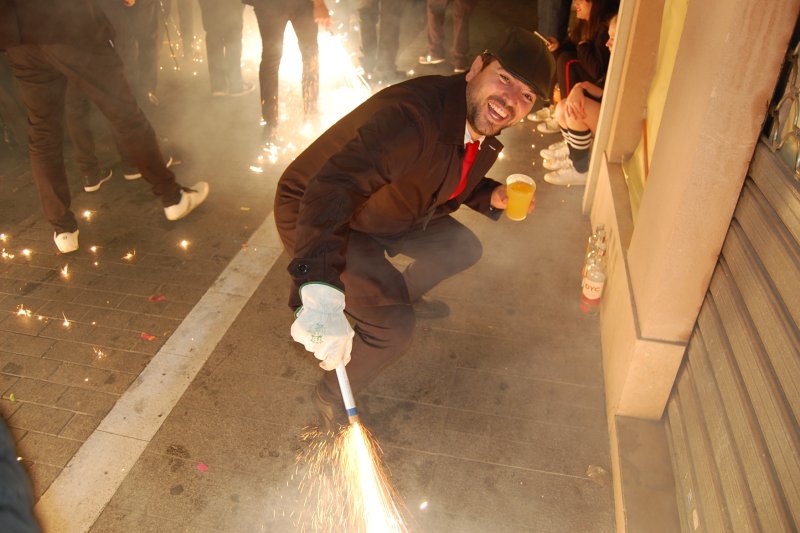 Dos cavalls negres en la comitiva posen la novetat al soterrament de sardina de Pego Dos cavalls negres en la comitiva posen la novetat al soterrament de sardina de Pego