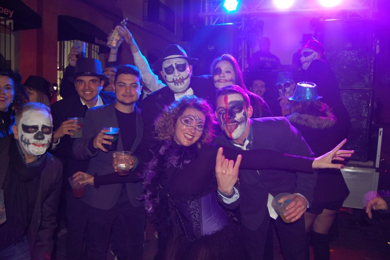 Dos cavalls negres en la comitiva posen la novetat al soterrament de sardina de Pego Dos cavalls negres en la comitiva posen la novetat al soterrament de sardina de Pego