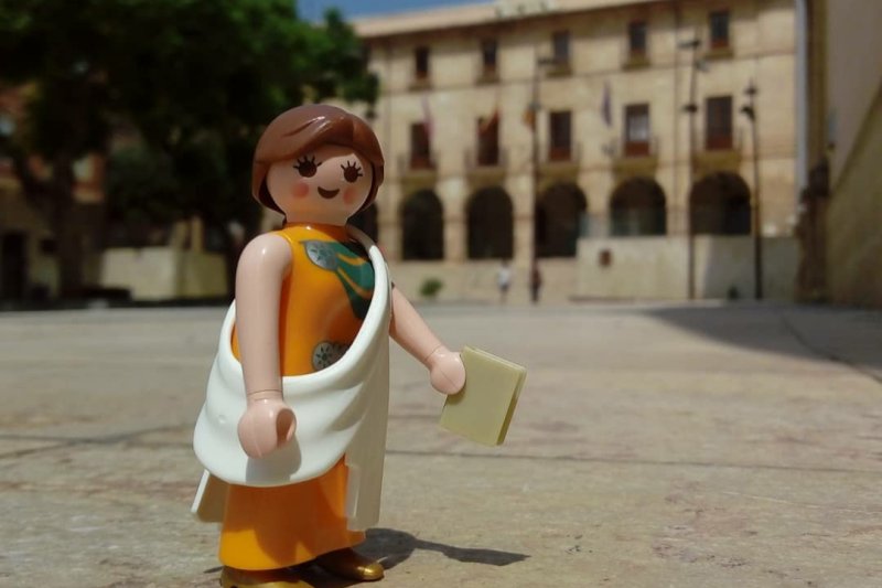 A vista de “click”: El jove Carlos Cuenca mostra al món paisatges i monuments de la comarca amb els seus playmobil  A vista de “click”: El jove Carlos Cuenca mostra al món paisatges i monuments de la comarca amb els seus playmobil