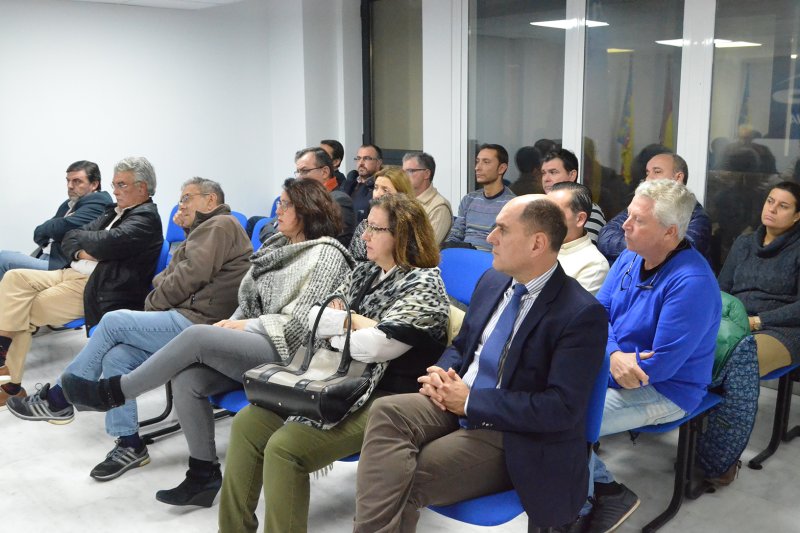 Chofre y Ripoll reiteran en la sede del PP que el suelo urbanizable tendrá un máximo de 85 hectáreas con un techo de 60.000 habitantes Chofre y Ripoll reiteran en la sede del PP que el suelo urbanizable tendrá un máximo de 85 hectáreas con un techo de 60.000 habitantes