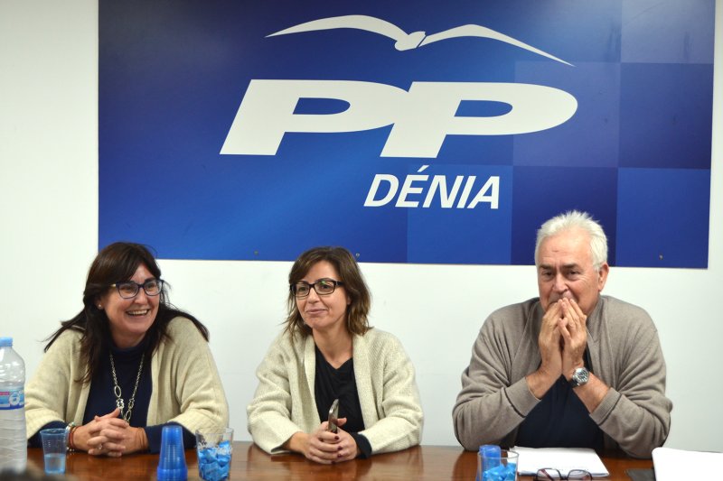 Chofre y Ripoll reiteran en la sede del PP que el suelo urbanizable tendrá un máximo de 85 hectáreas con un techo de 60.000 habitantes Chofre y Ripoll reiteran en la sede del PP que el suelo urbanizable tendrá un máximo de 85 hectáreas con un techo de 60.000 habitantes