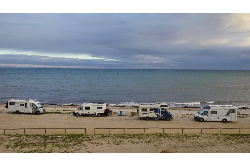Los vecinos de l’Almadrava denuncian la presencia continuada de caravanas a pocos metros del mar sin que nadie lo impida Los vecinos de l’Almadrava denuncian la presencia continuada de caravanas a pocos metros del mar sin que nadie lo impida