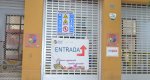 Colocan un cartel en la puerta del Mercat de Dénia para evitar la fuga de clientes  Colocan un cartel en la puerta del Mercat de Dénia para evitar la fuga de clientes