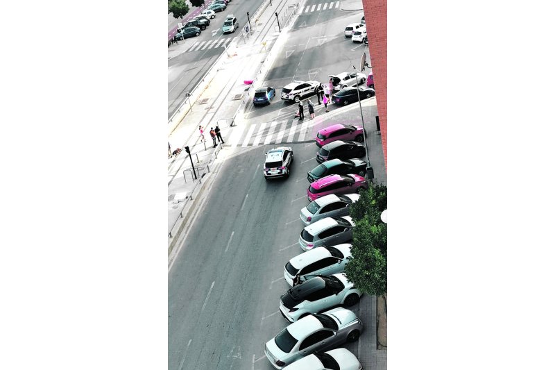 Vecinos de Joan Fuster piden que se adopten medidas frente al exceso de velocidad de los vehículos Vecinos de Joan Fuster piden que se adopten medidas frente al exceso de velocidad de los vehículos