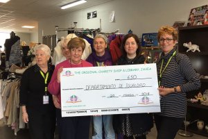 The Original Charity Shop dona 650 euros para apoyo a las mujeres maltratadas de Xàbia