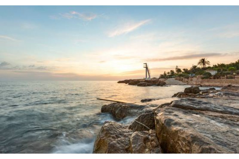 El Ayuntamiento cierra un amplio tramo de la playa de Les Rotes por contaminación residual  El Ayuntamiento cierra un amplio tramo de la playa de Les Rotes por contaminación residual