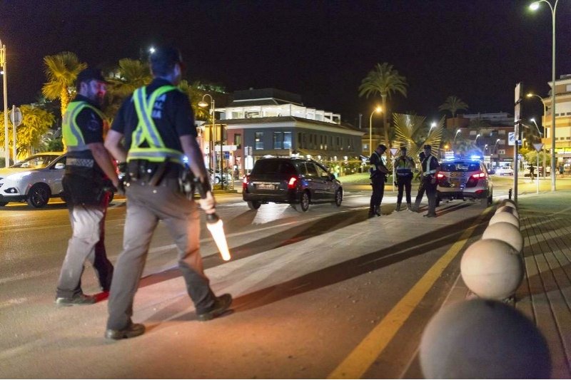 Sorprenden a un catamarán en Dénia con 120 personas bebiendo y bailando  Sorprenden a un catamarán en Dénia con 120 personas bebiendo y bailando