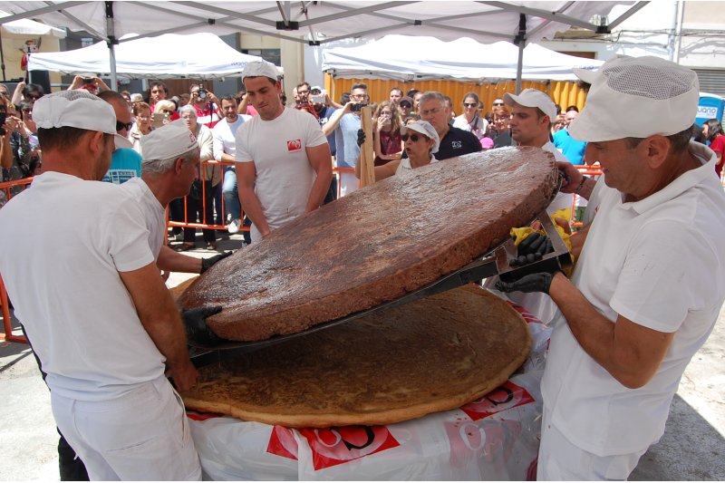El Pego CF celebra su 75 aniversario con una hamburguesa gigante El Pego CF celebra su 75 aniversario con una hamburguesa gigante