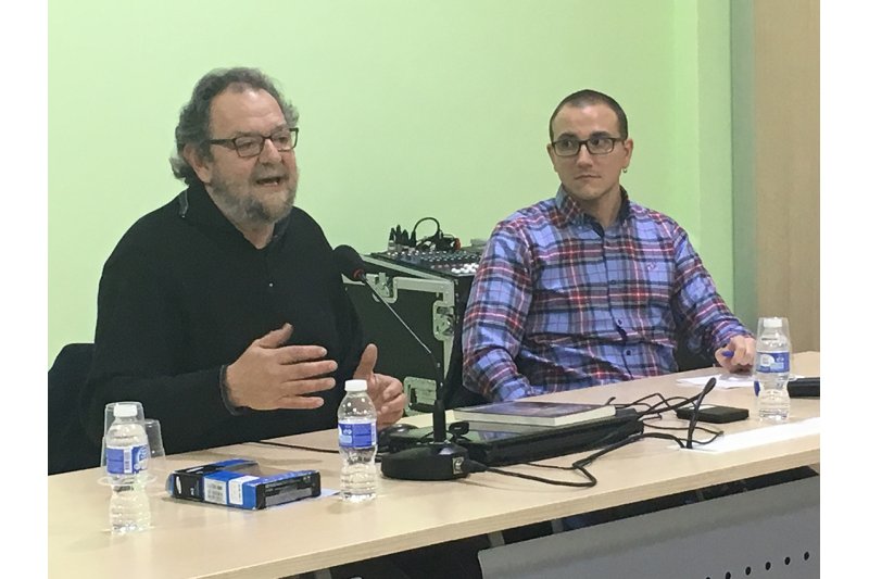 Toni Canet parla a Poble Nou sobre l’adaptació literària i el cinema documental Toni Canet parla a Poble Nou sobre l’adaptació literària i el cinema documental