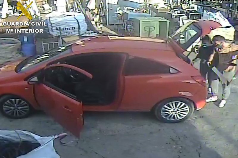 La Guardia Civil detiene a los presuntos autores del robo de tuberías de cobre en viviendas del interior de la Marina Alta La Guardia Civil detiene a los presuntos autores del robo de tuberías de cobre en viviendas del interior de la Marina Alta