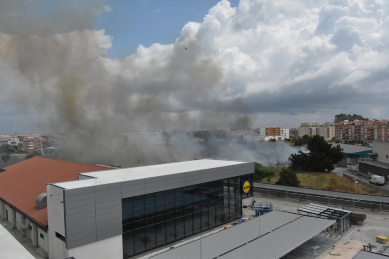 Incendio en un solar del Camí de la Bota  Incendio en un solar del Camí de la Bota