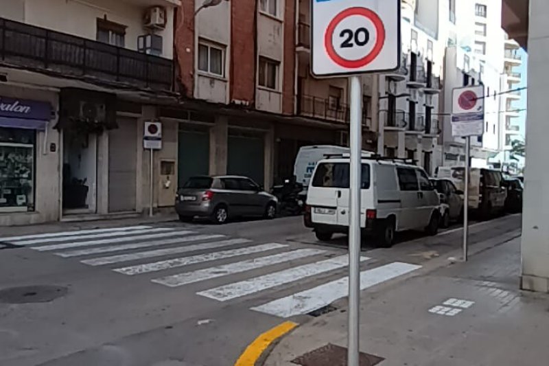 Nuevas señales en los pasos peatonales de Dénia alimentadas con energía solar Nuevas señales en los pasos peatonales de Dénia alimentadas con energía solar