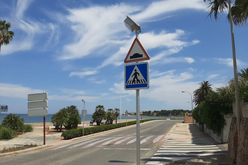 Nuevas señales en los pasos peatonales de Dénia alimentadas con energía solar Nuevas señales en los pasos peatonales de Dénia alimentadas con energía solar