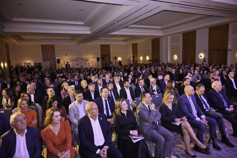 Benito Mestre destaca “la predisposición, comprensión y cercanía” del gobierno valenciano ante las reivindicaciones de los empresarios de  la comarca  Benito Mestre destaca “la predisposición, comprensión y cercanía” del gobierno valenciano ante las reivindicaciones de los empresarios de  la comarca