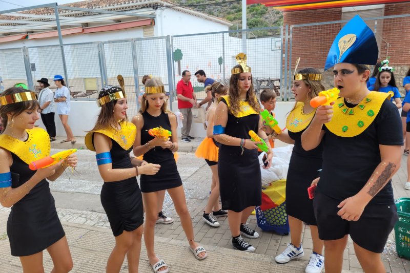 El colorit de les comparses acomiada les festes patronals de Benimeli El colorit de les comparses acomiada les festes patronals de Benimeli