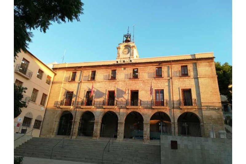 Dénia convoca ayudas a empresas y autónomos para el pago de basura y ocupación de vía pública  Dénia convoca ayudas a empresas y autónomos para el pago de basura y ocupación de vía pública