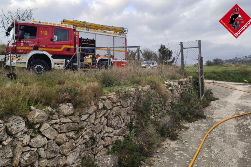 Incendio en una casa de Benissa donde se acumulaban neumáticos  Incendio en una casa de Benissa donde se acumulaban neumáticos