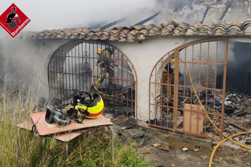 Incendio en una casa de Benissa donde se acumulaban neumáticos  Incendio en una casa de Benissa donde se acumulaban neumáticos