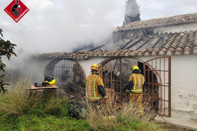 Incendio en una casa de Benissa donde se acumulaban neumáticos  Incendio en una casa de Benissa donde se acumulaban neumáticos