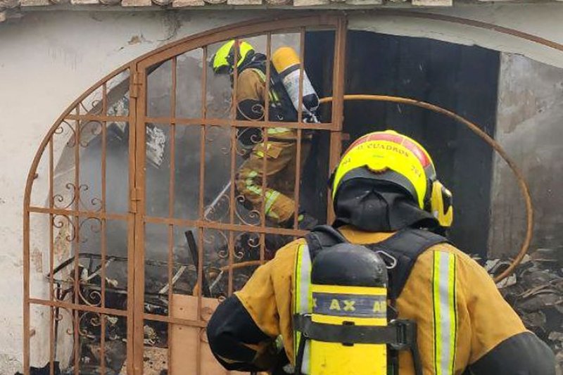 Incendio en una casa de Benissa donde se acumulaban neumáticos  Incendio en una casa de Benissa donde se acumulaban neumáticos
