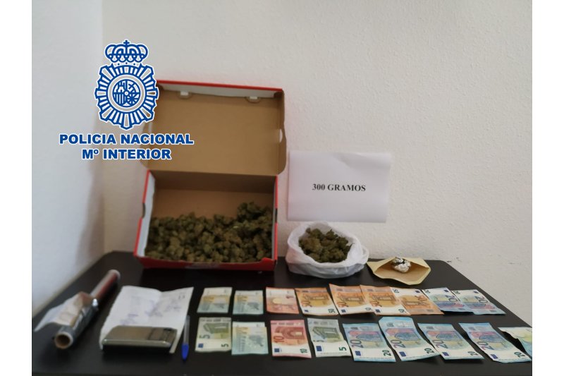 La Policía Nacional sorprende en Denia a una persona vendiendo droga tras la quejas vecinales  La Policía Nacional sorprende en Denia a una persona vendiendo droga tras la quejas vecinales