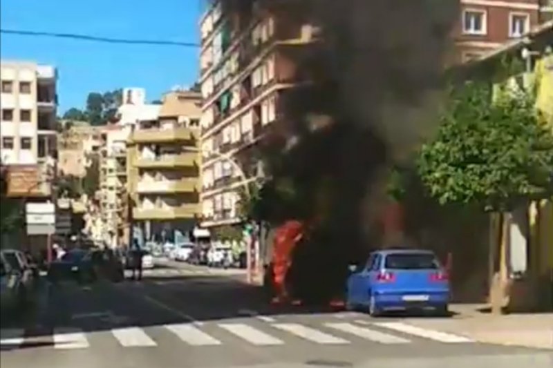 Incendio de un vehículo en Dénia  Incendio de un vehículo en Dénia