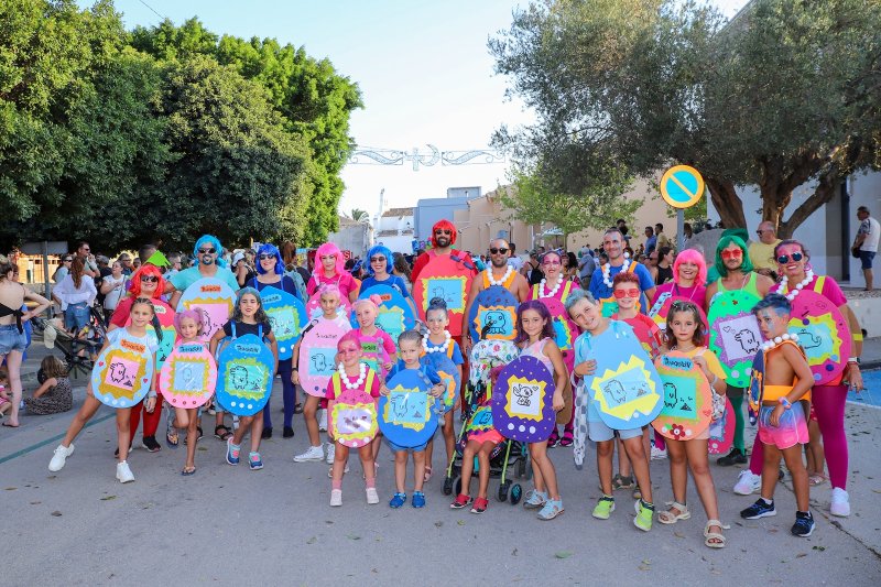 Les carrosses i comparses posen una pinzellada d'humor i una altra color a les festes dels Poblets Les carrosses i comparses posen una pinzellada d'humor i una altra color a les festes dels Poblets