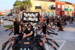 Les carrosses i comparses posen una pinzellada d'humor i una altra color a les festes dels Poblets