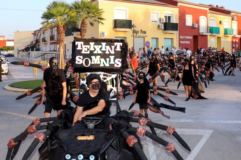 Les carrosses i comparses posen una pinzellada d'humor i una altra color a les festes dels Poblets Les carrosses i comparses posen una pinzellada d'humor i una altra color a les festes dels Poblets