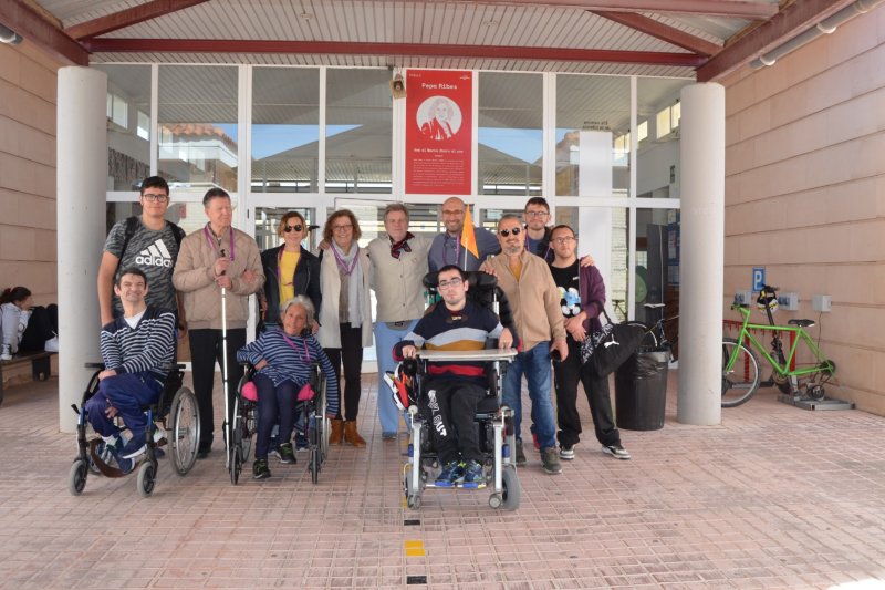 Fer visible l’invisible/  Pepa Ribes i Jimmy Higueras donen nom a dos pavellons de l’IES Maria Ibars  Fer visible l’invisible/  Pepa Ribes i Jimmy Higueras donen nom a dos pavellons de l’IES Maria Ibars