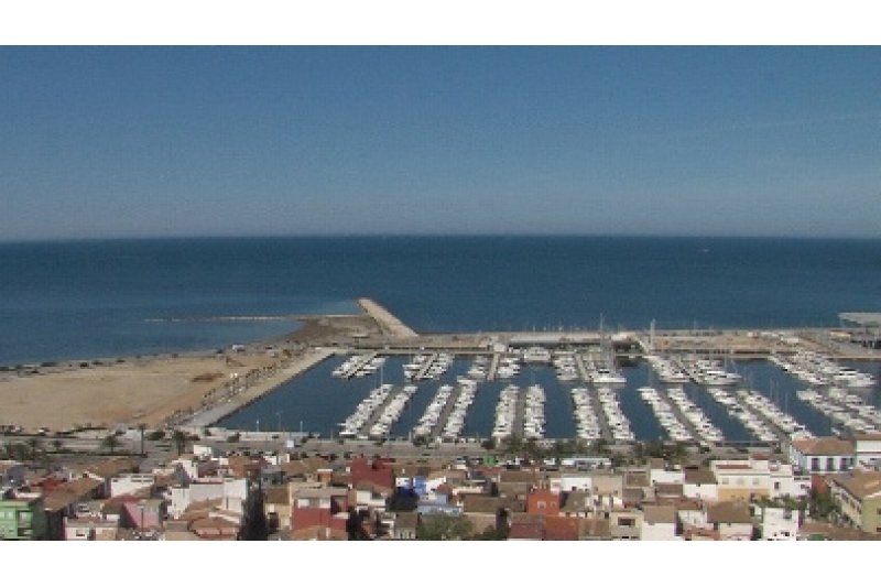 Un trabajador cae de un andamio en el puerto de Dénia y se da un golpe en la cabeza  Un trabajador cae de un andamio en el puerto de Dénia y se da un golpe en la cabeza