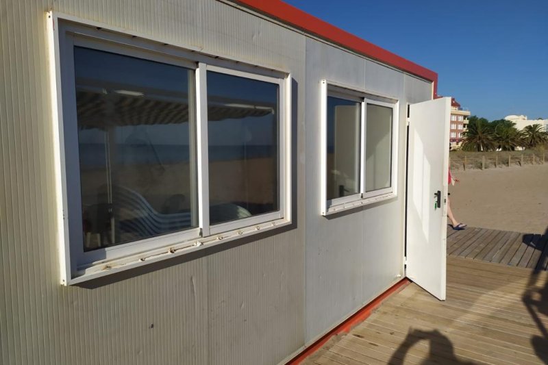 Actos vandálicos contra las instalaciones del servicio de vigilancia de playas de Dénia  Actos vandálicos contra las instalaciones del servicio de vigilancia de playas de Dénia