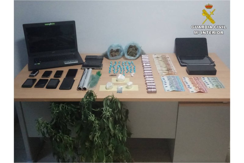 La Guardia Civil detiene a cuatro personas por tráfico de drogas en Benissa La Guardia Civil detiene a cuatro personas por tráfico de drogas en Benissa