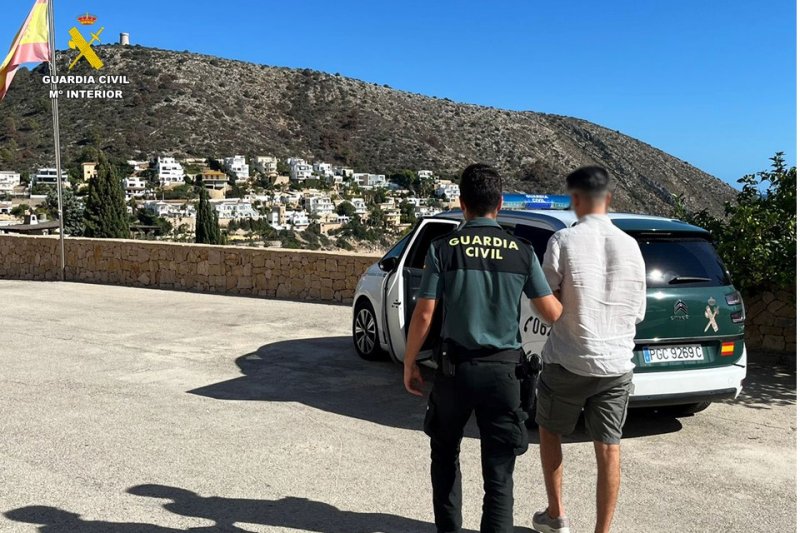 La Guardia Civil detiene a un hombre especializado en el método de “la siembra” en Moraira  La Guardia Civil detiene a un hombre especializado en el método de “la siembra” en Moraira