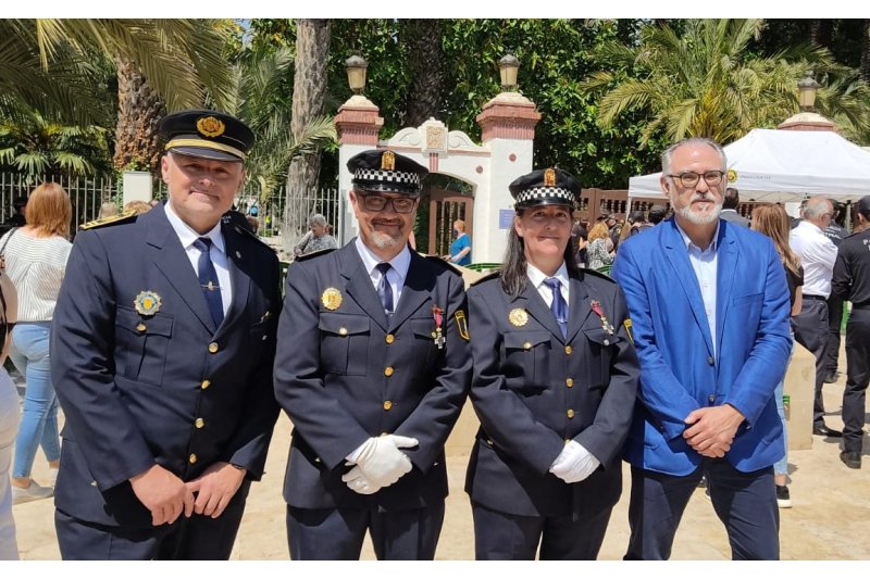 Interior reconoce los méritos de dos policías de Pedreguer para salvar la vida de unos conciudadanos en un asalto  Interior reconoce los méritos de dos policías de Pedreguer para salvar la vida de unos conciudadanos en un asalto