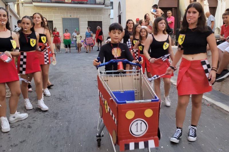 La desfilada de disfresses acomiada amb humor i colorit les festes de Benimeli La desfilada de disfresses acomiada amb humor i colorit les festes de Benimeli