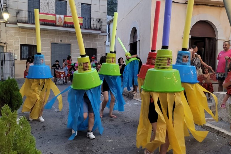 La desfilada de disfresses acomiada amb humor i colorit les festes de Benimeli La desfilada de disfresses acomiada amb humor i colorit les festes de Benimeli