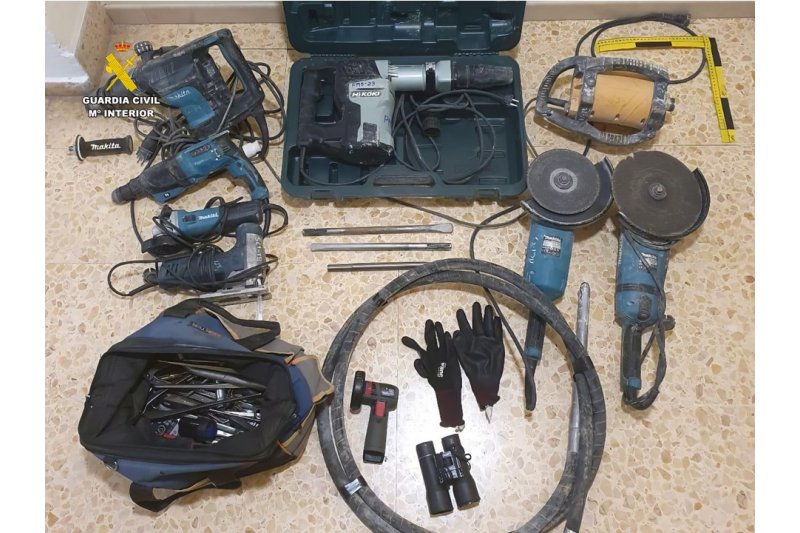 La Guardia Civil detiene en un control a dos personas cuando regresaban de robar en una obra en Pedreguer La Guardia Civil detiene en un control a dos personas cuando regresaban de robar en una obra en Pedreguer