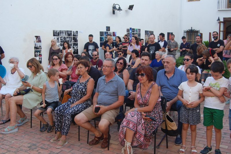 La exposición fotográfica de los diez años de trayectoria de Smoking Souls arranca la vertiente musical de las fiestas de Pego La exposición fotográfica de los diez años de trayectoria de Smoking Souls arranca la vertiente musical de las fiestas de Pego