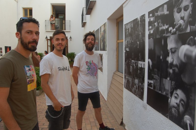 La exposición fotográfica de los diez años de trayectoria de Smoking Souls arranca la vertiente musical de las fiestas de Pego La exposición fotográfica de los diez años de trayectoria de Smoking Souls arranca la vertiente musical de las fiestas de Pego