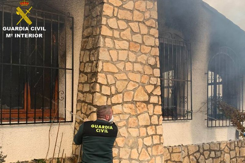 La Guardia Civil interviene en el incendio de una casa de Moraira  y salva a una octogenaria La Guardia Civil interviene en el incendio de una casa de Moraira  y salva a una octogenaria