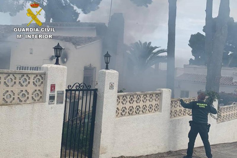 La Guardia Civil interviene en el incendio de una casa de Moraira  y salva a una octogenaria La Guardia Civil interviene en el incendio de una casa de Moraira  y salva a una octogenaria