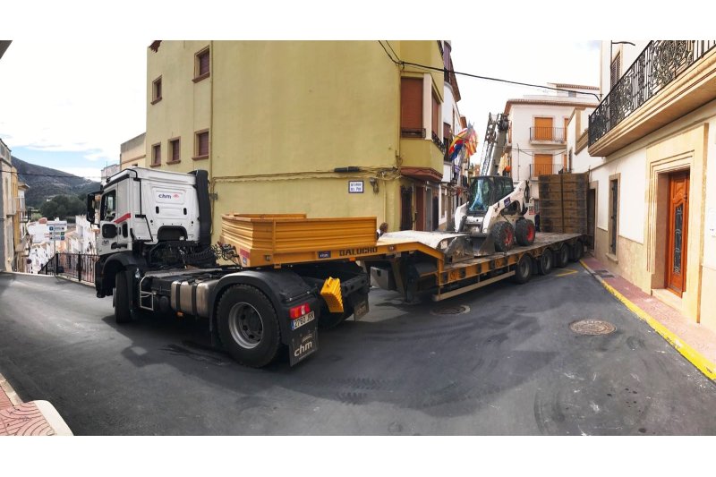Un tráiler de 14 metros se atasca en pleno centro histórico de Benitatxell Un tráiler de 14 metros se atasca en pleno centro histórico de Benitatxell