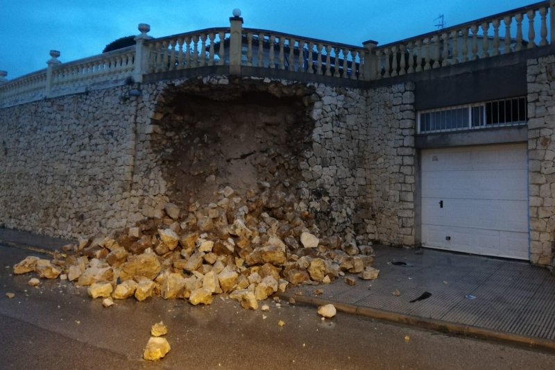 Las lluvias derriban el muro de una vivienda en Beniarbeig Las lluvias derriban el muro de una vivienda en Beniarbeig