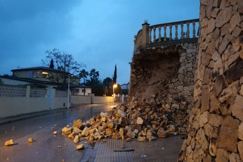 Las lluvias derriban el muro de una vivienda en Beniarbeig Las lluvias derriban el muro de una vivienda en Beniarbeig