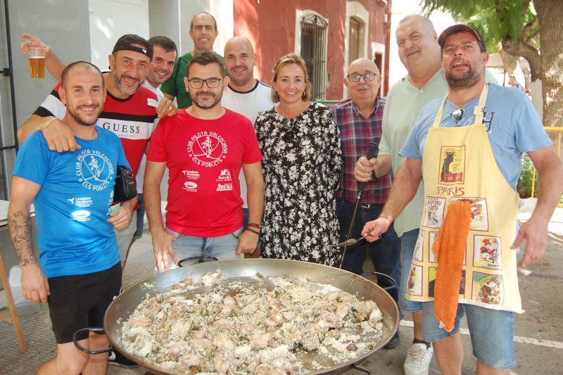 Paella, raspall i folk fester commemoren la Diada dels valencians a Els Poblets Paella, raspall i folk fester commemoren la Diada dels valencians a Els Poblets