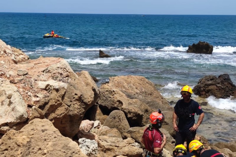 Rescate de un hombre tras caer en una cala de Les Rotes  Rescate de un hombre tras caer en una cala de Les Rotes