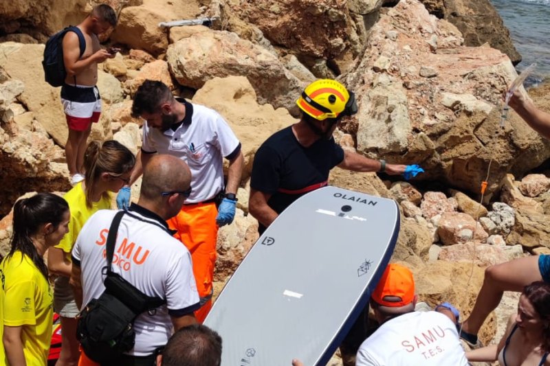 Rescate de un hombre tras caer en una cala de Les Rotes  Rescate de un hombre tras caer en una cala de Les Rotes